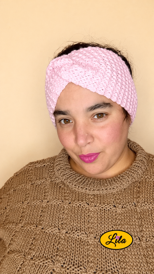 Bandeau en laine large rose pastel porté de face avec noeud au-dessus style doux et tendance