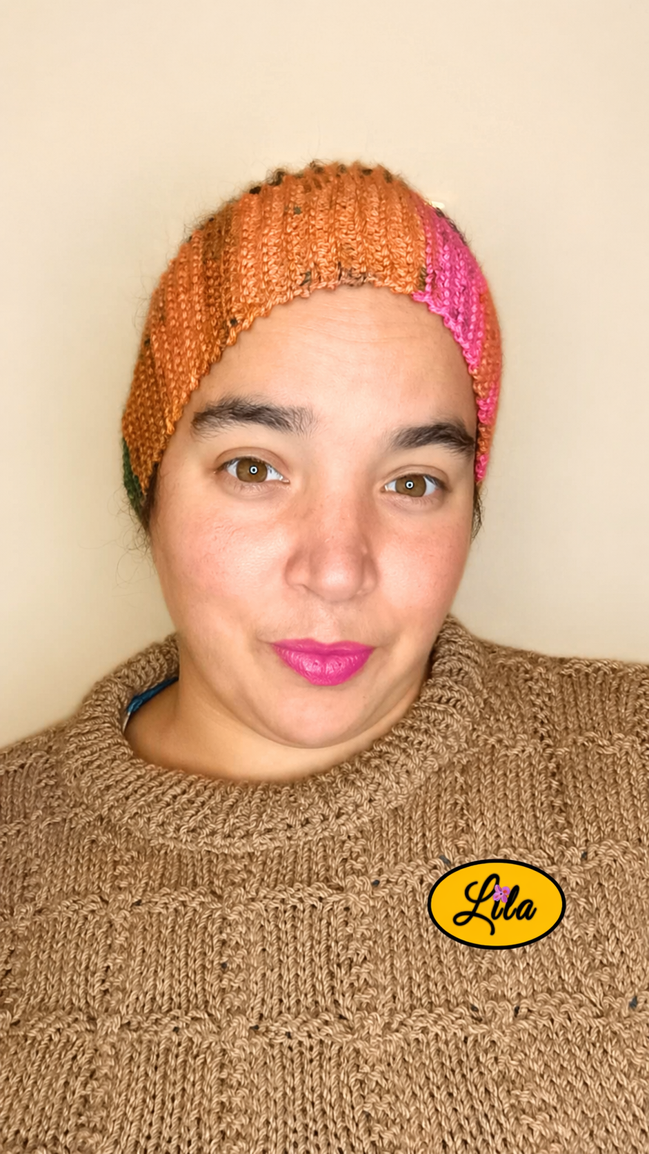 Bandeau en laine November aux tons automnaux brun jaune et beige porté de face