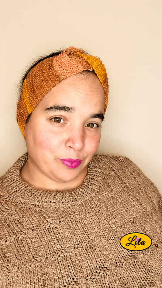 Bandeau en laine November aux couleurs brun jaune et beige porté profil droit avec noeud au-dessus