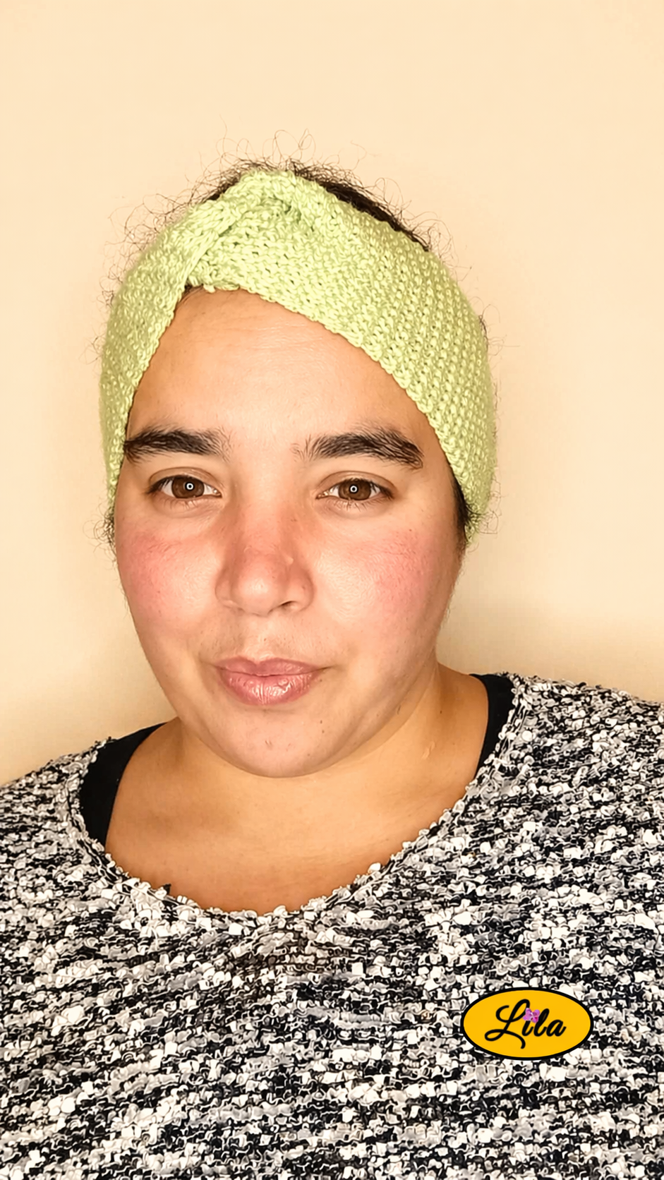 Bandeau en laine vert clair pailleté porté de face avec noeud au-dessus style lumineux