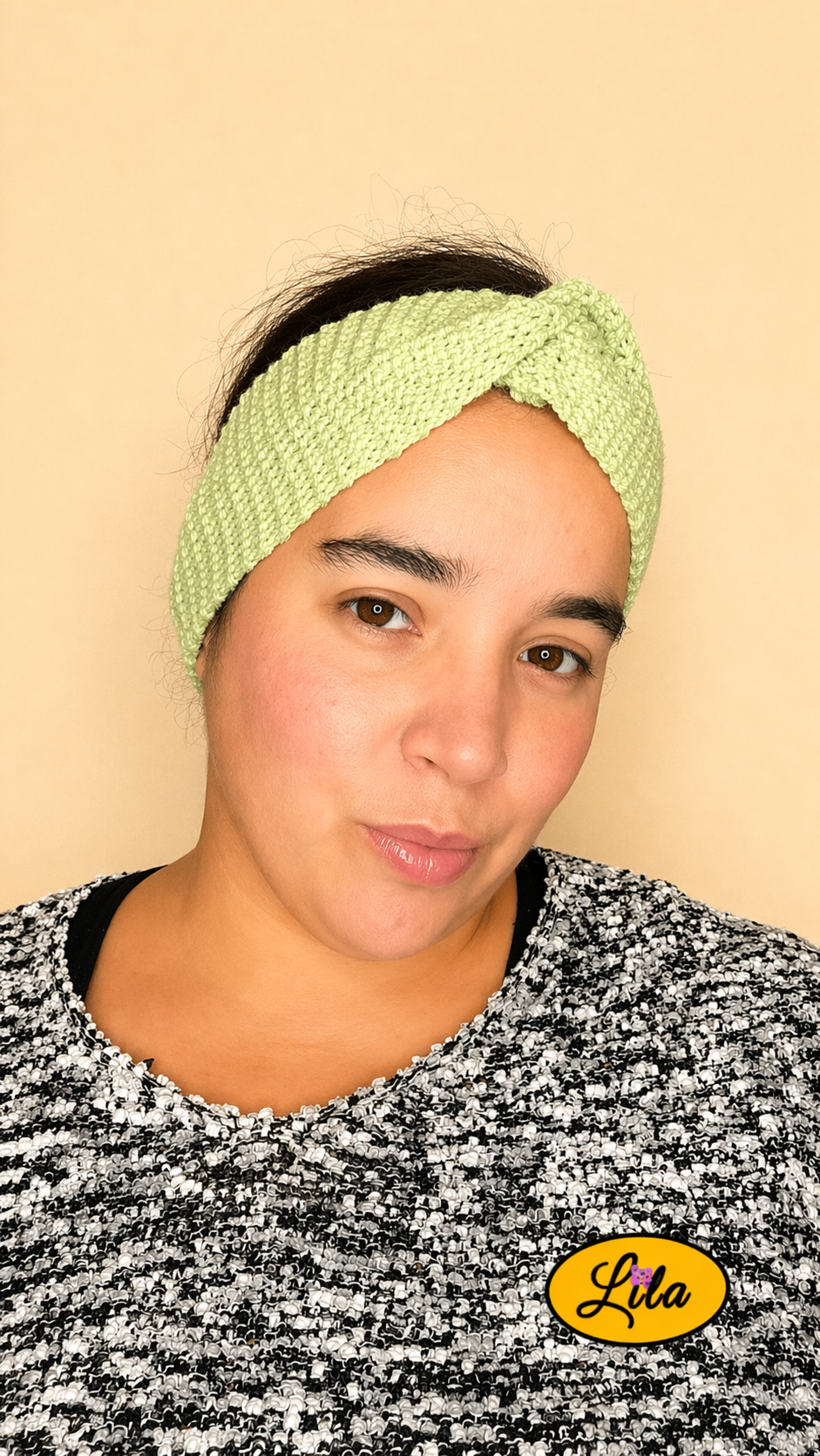 Bandeau en laine vert clair pailleté porté légèrement de profil avec noeud au-dessus