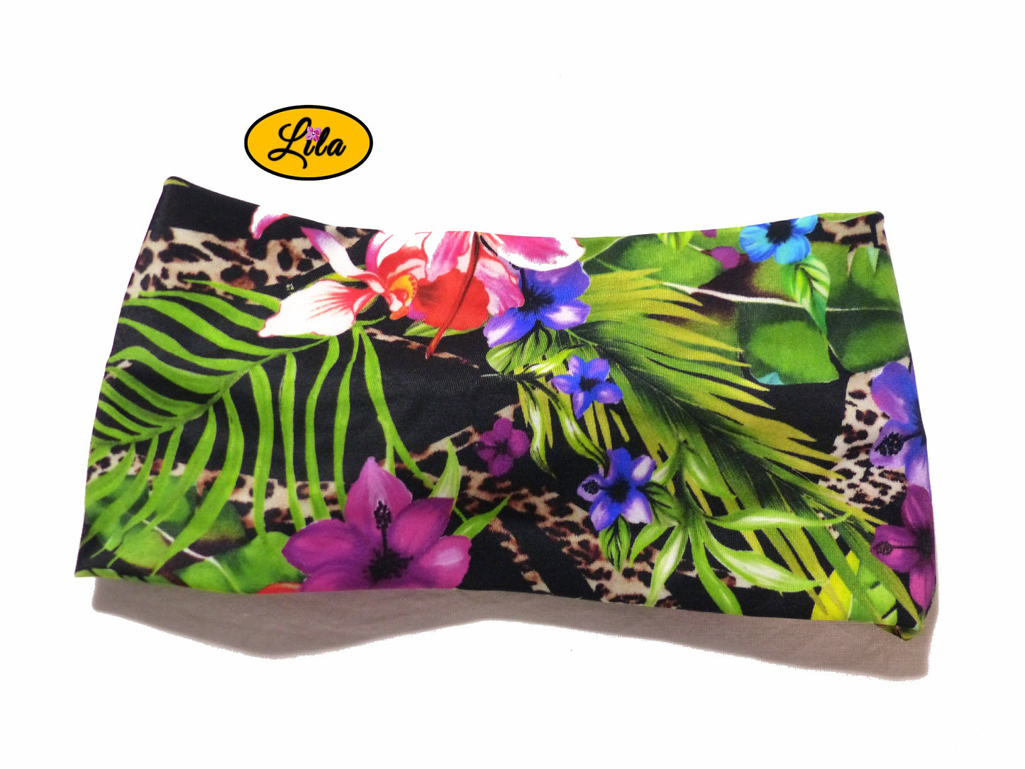 Bandeau en tissu noir à motifs de fleurs tropicales vu de dos sur fond blanc style bohème et tendance