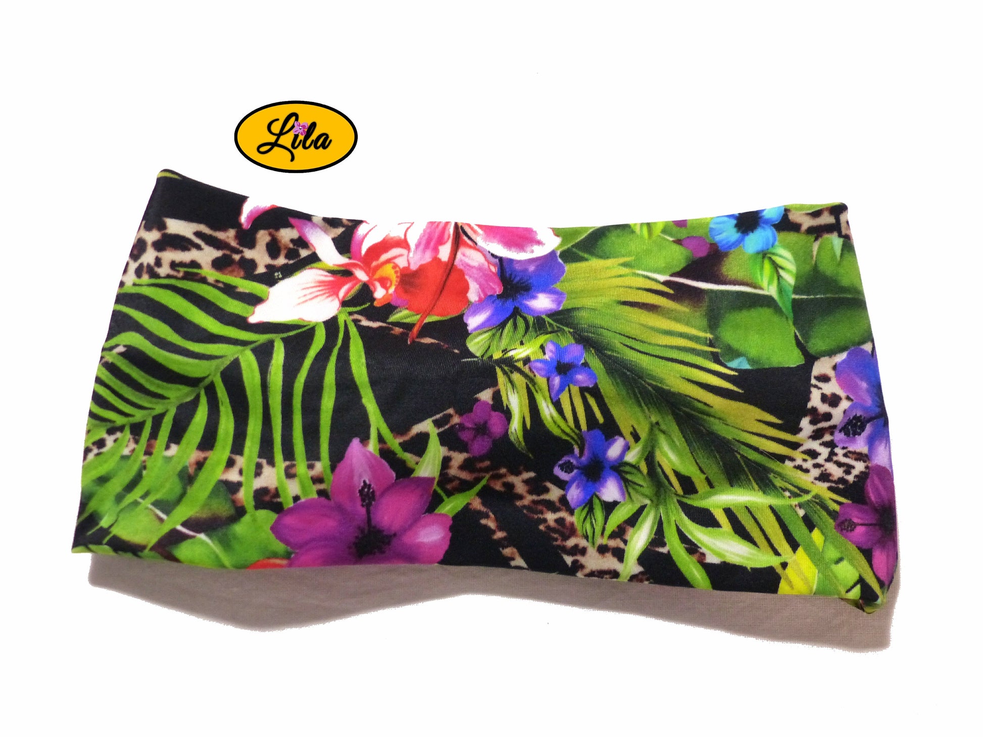 Bandeau en tissu noir à motifs de fleurs tropicales vu de dos sur fond blanc style bohème et tendance