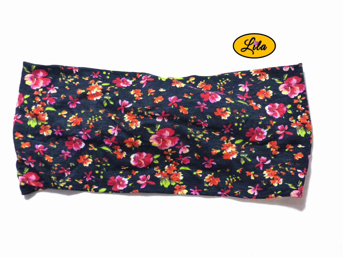 Bandeau en tissu noir à petites fleurs vu de dos sur fond blanc style rétro et tendance