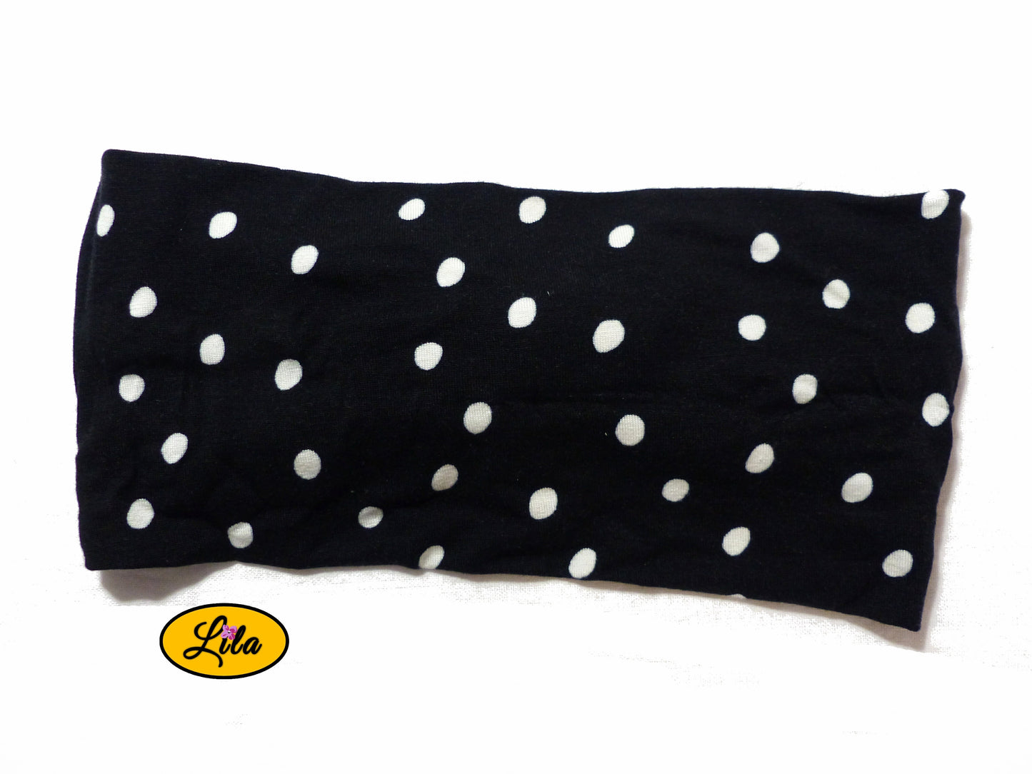 Bandeau en tissu noir à pois blancs vu de dos sur fond blanc style pin-up et tendance