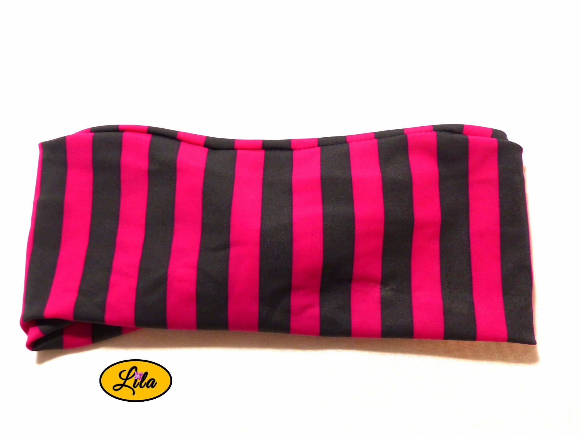 Bandeau en tissu rose fuchsia à lignes grises verticales vu de dos sur fond blanc style tendance et élégant