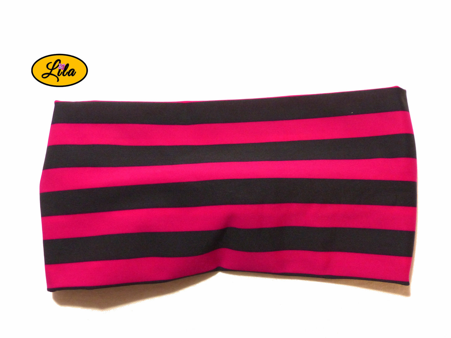 Bandeau en tissu rose fuchsia à lignes grises horizontales vu de dos sur fond blanc style graphique et tendance