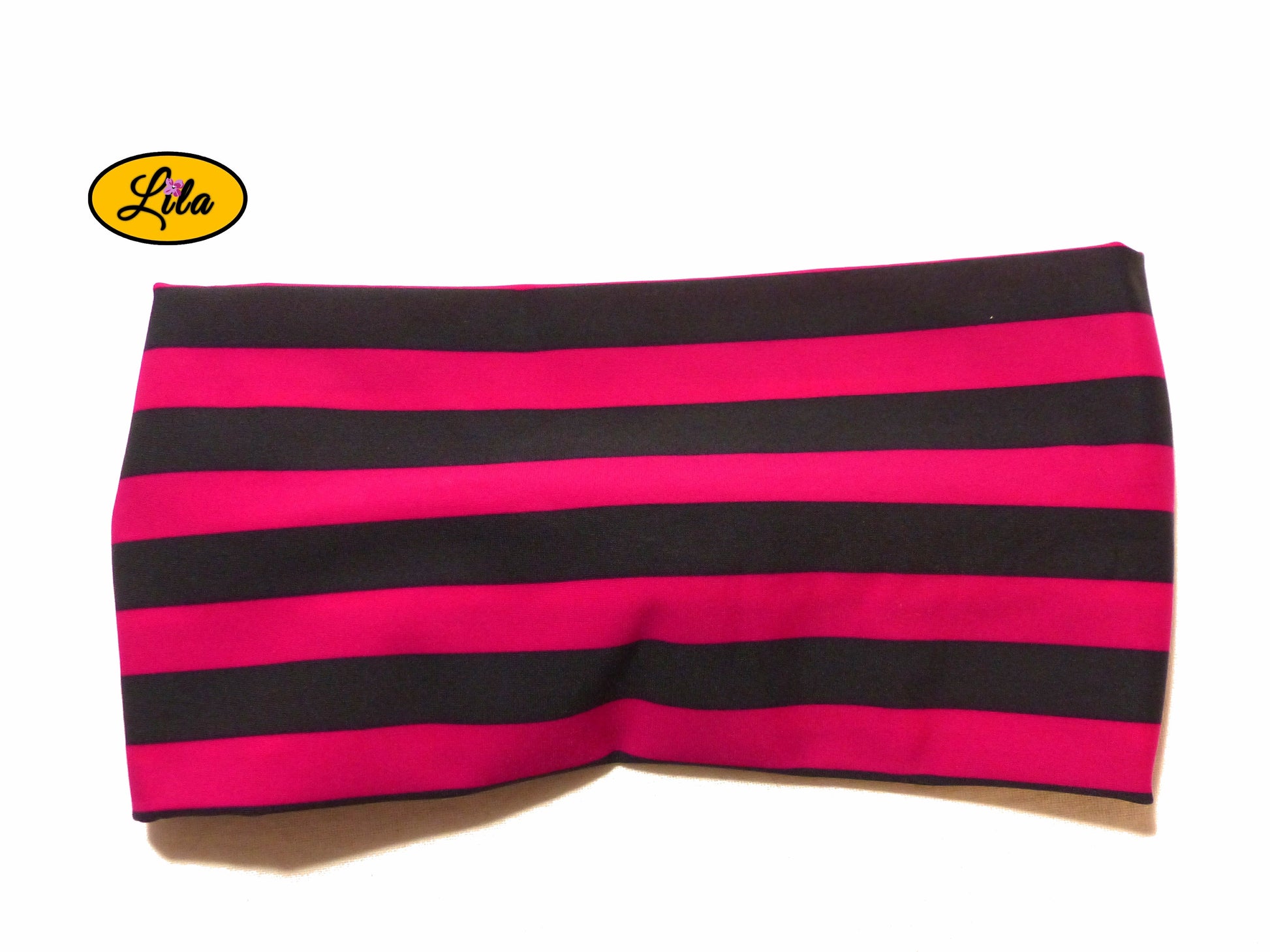 Bandeau en tissu rose fuchsia à lignes grises horizontales vu de dos sur fond blanc style graphique et tendance