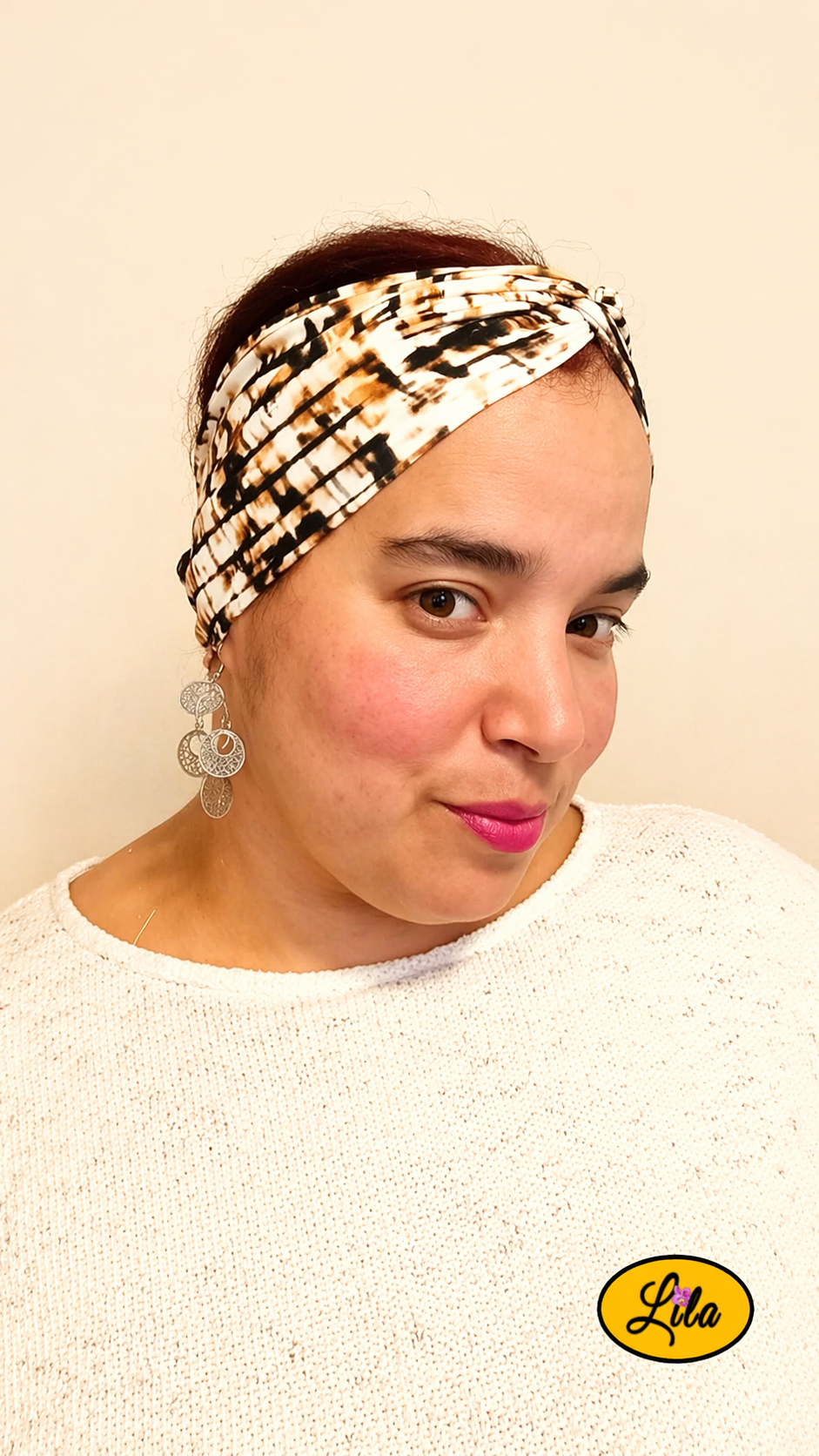 Bandeau en tissu blanc et marron porté profil droit avec noeud au-dessus de la tête