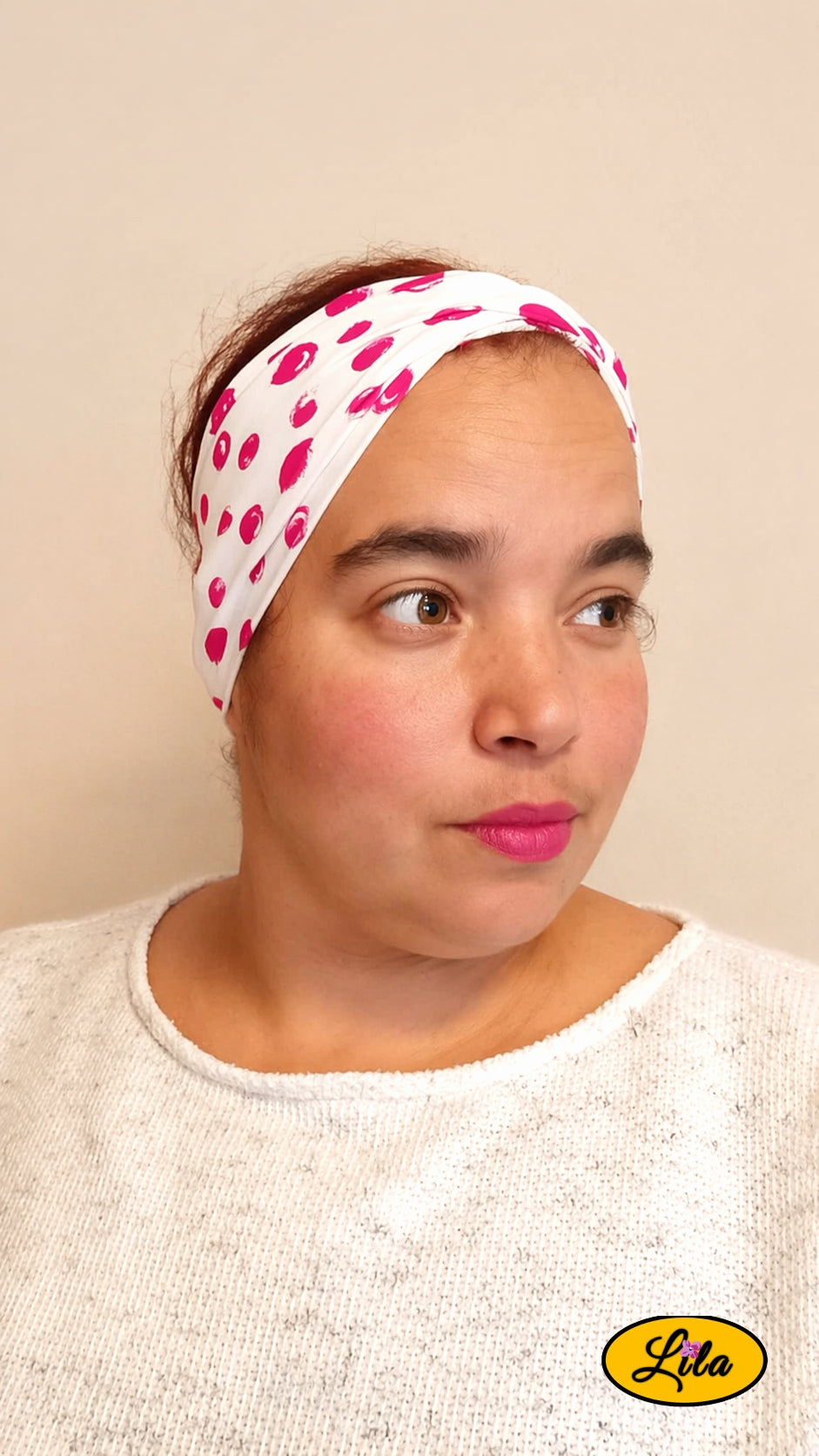 Bandeau en tissu blanc à ronds roses porté profil droit avec noeud au-dessus