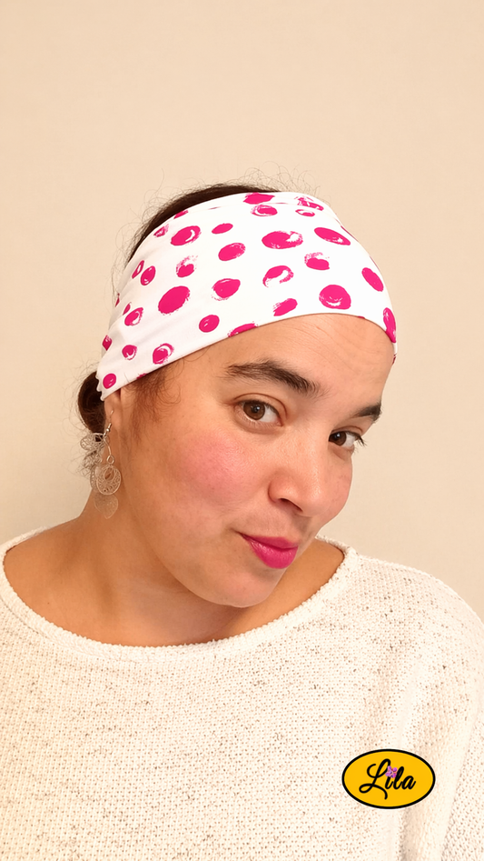 Bandeau en tissu blanc à ronds roses porté par une femme profil droit style doux