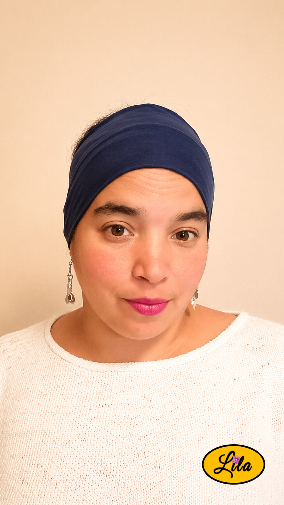 Bandeau en tissu bleu foncé porté par une femme vue de face style classique