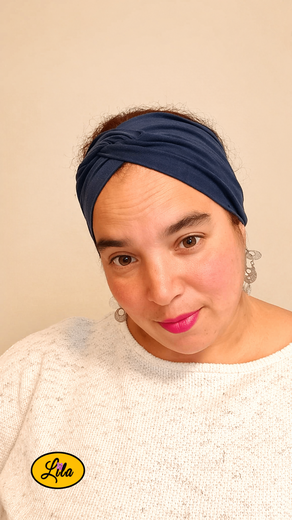 Bandeau en tissu bleu foncé porté de face tête légèrement inclinée avec noeud au-dessus