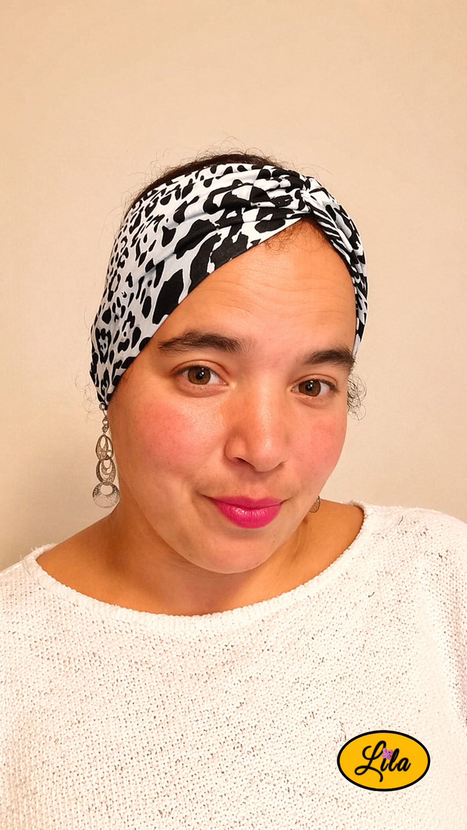 Bandeau en tissu bleu motif noir porté de face tête légèrement inclinée avec noeud au-dessus