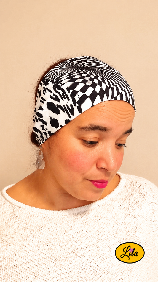 Bandeau en tissu bleu à motif noir porté profil droit regard vers le bas style tendance