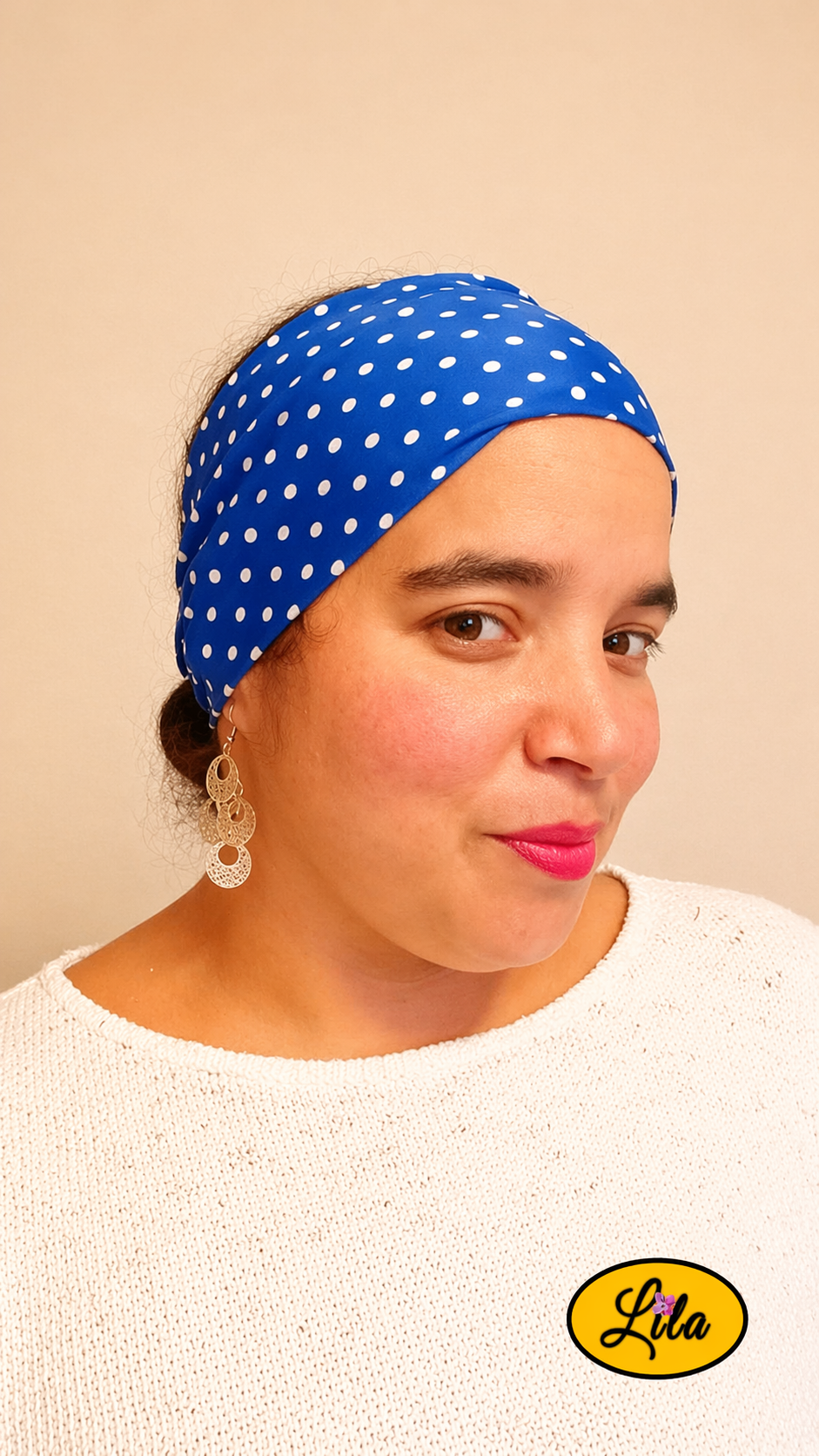 Bandeau en tissu bleu à pois porté par une femme profil droit style tendance