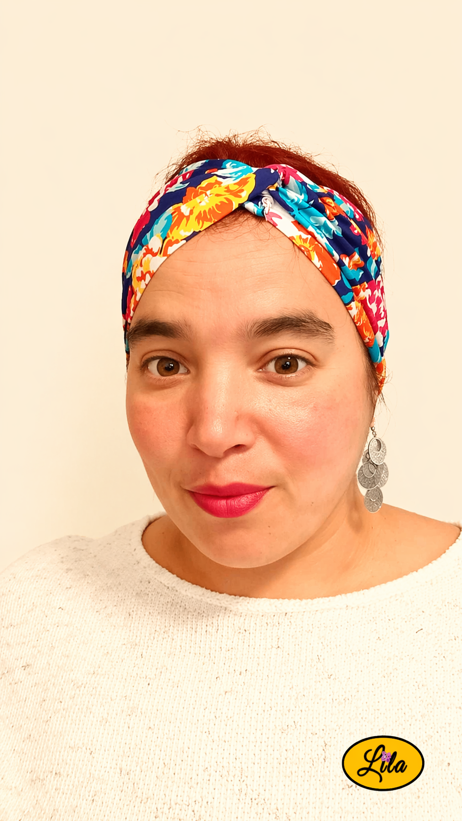 Bandeau en tissu fleuri porté de face avec noeud au-dessus de la tête style tendance