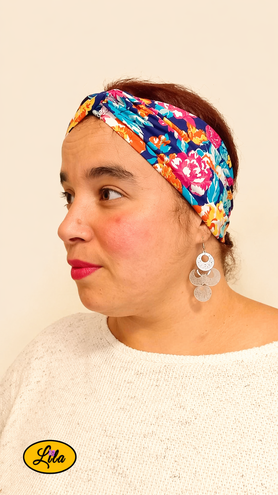 Bandeau fleuri en tissu porté profil gauche avec noeud au-dessus de la tête