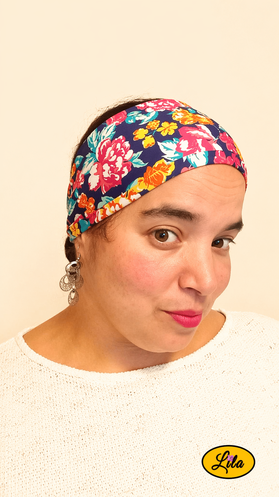 Bandeau en tissu fleuri porté profil droit tête légèrement inclinée style naturel