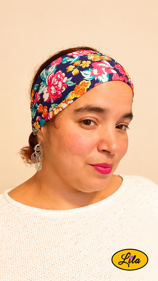 Bandeau en tissu fleuri porté profil droit avec léger sourire style tendance