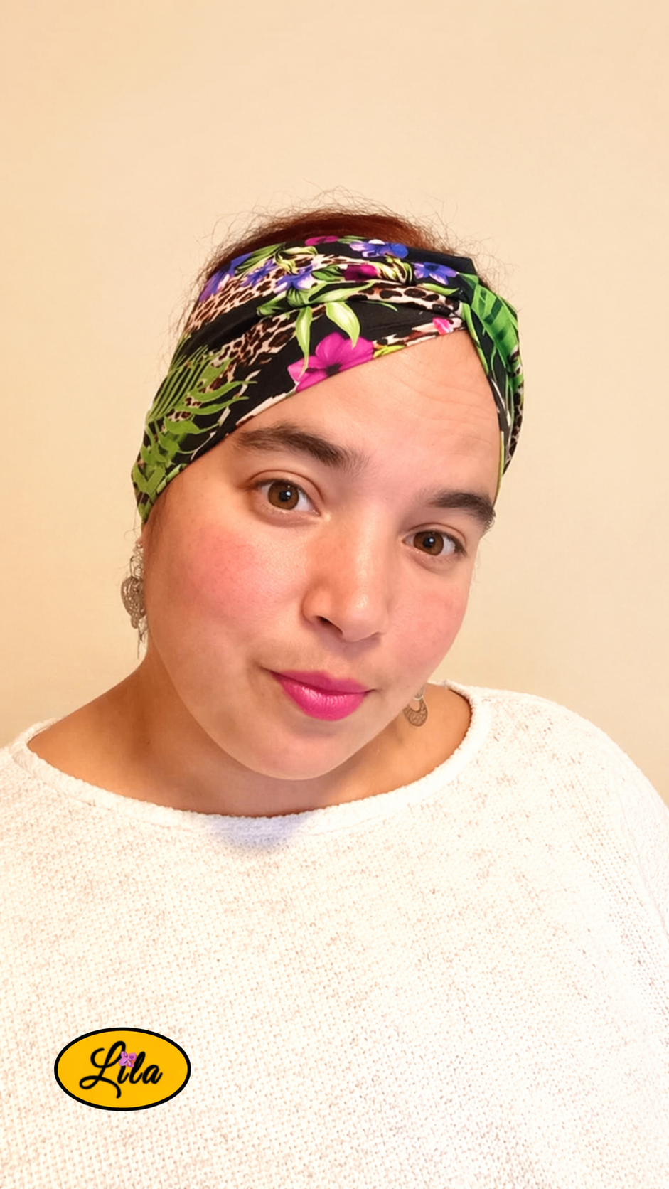 Bandeau en tissu fleurs tropicales porté de face tête inclinée vers la droite avec noeud au-dessus
