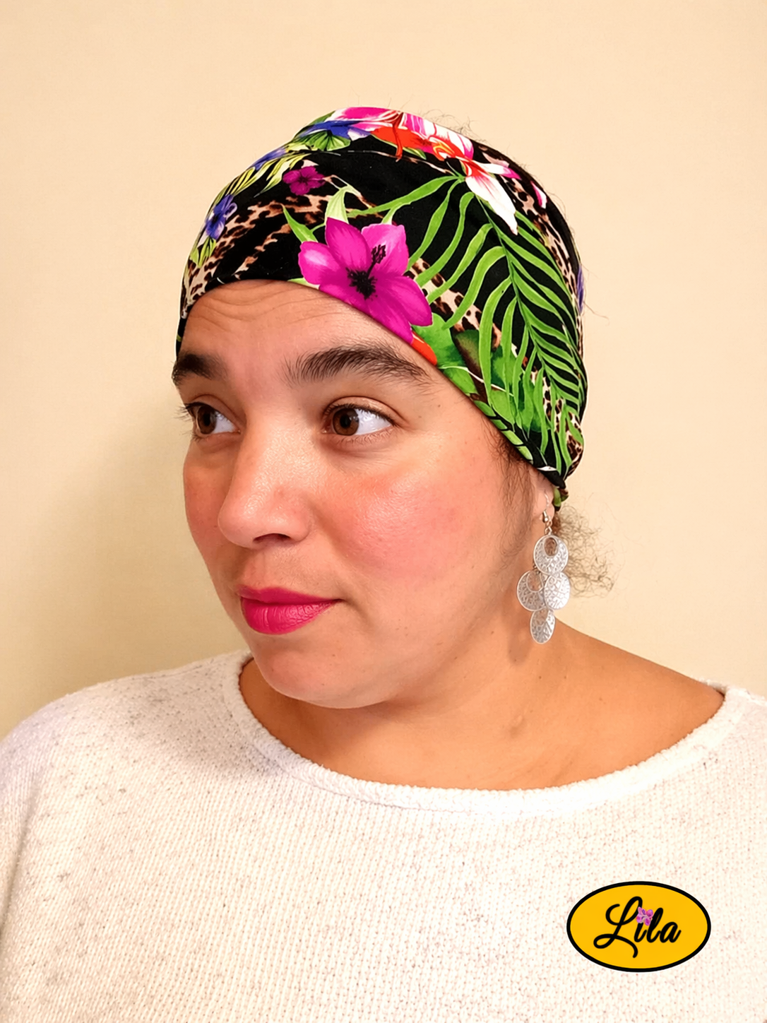 Bandeau en tissu à fleurs tropicales porté profil gauche style estival