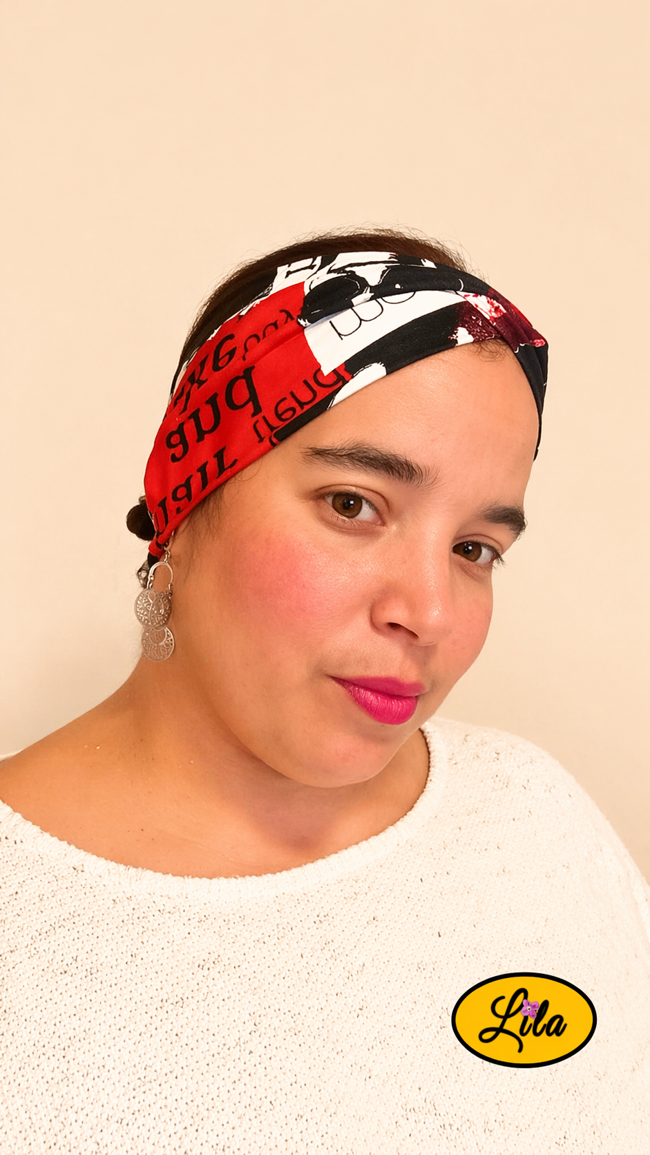 Bandeau en tissu motif street porté légèrement de profil droit avec noeud au-dessus de la tête