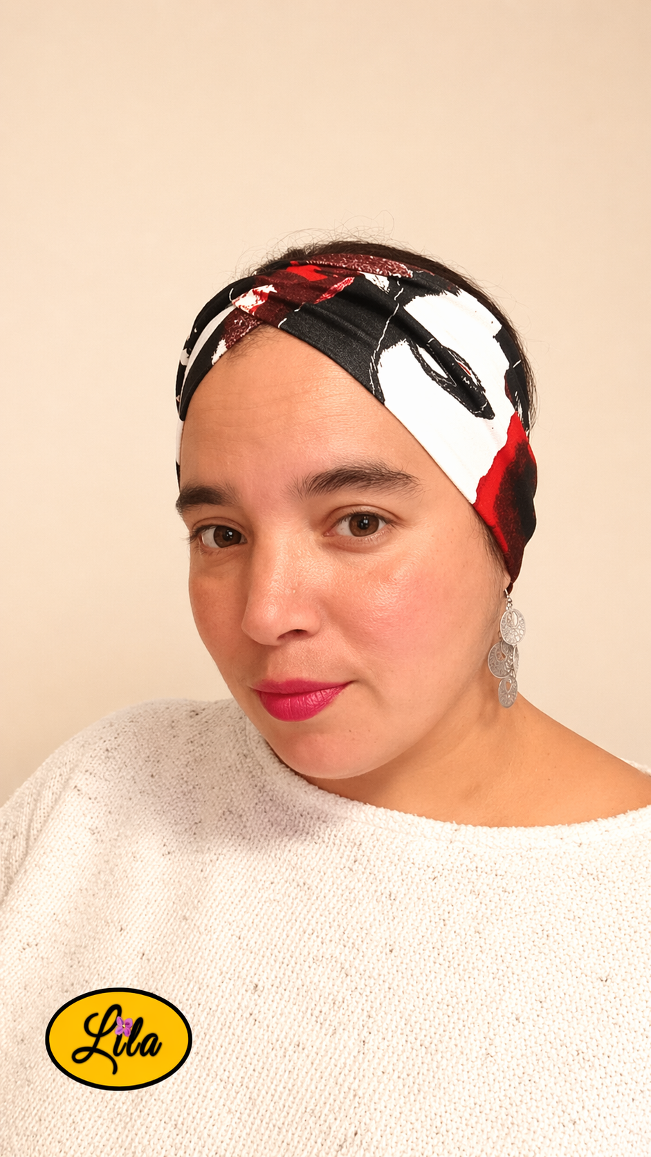 Bandeau en tissu motif street porté légèrement de profil gauche avec noeud au-dessus