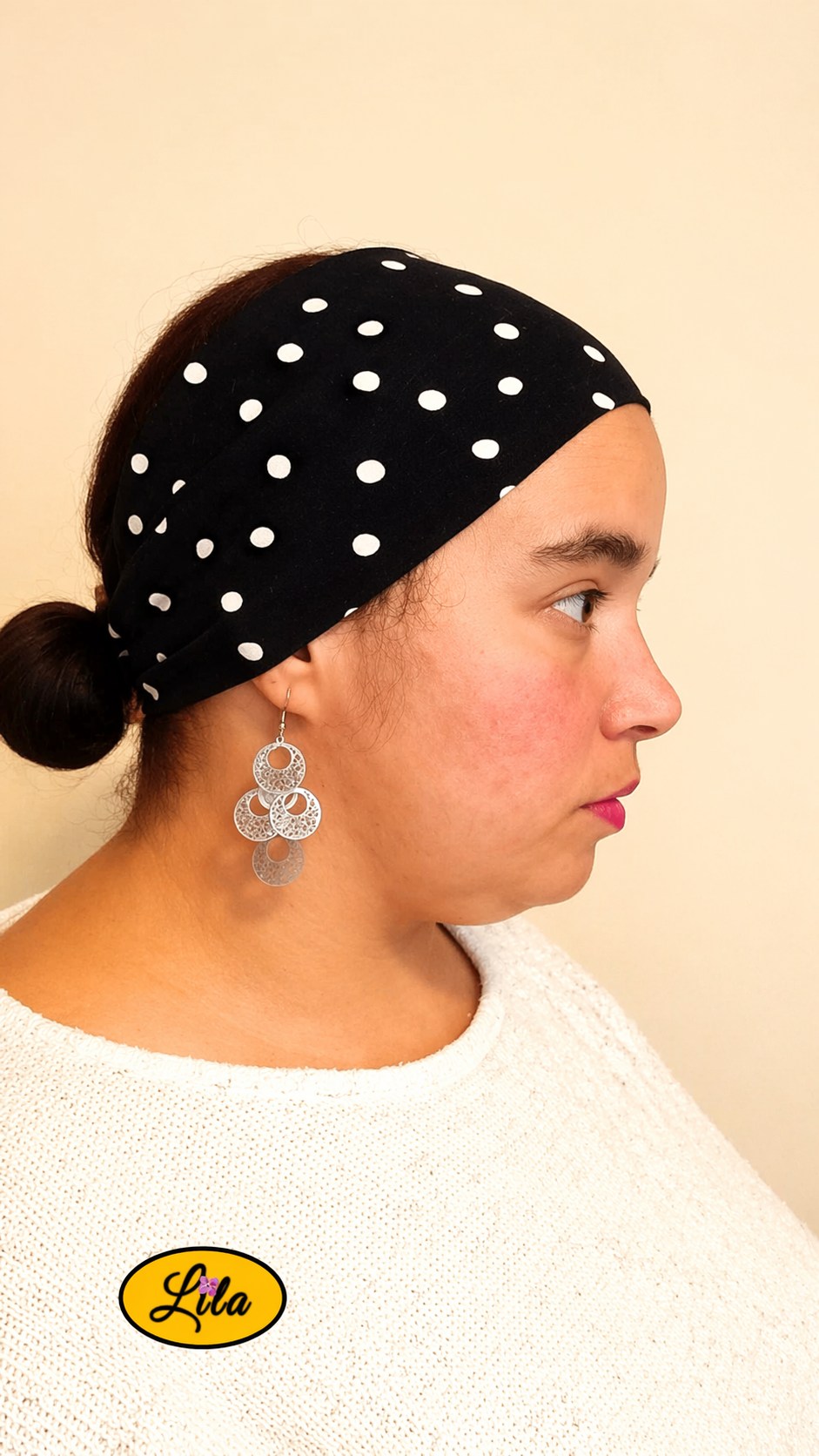 Bandeau en tissu noir à pois blancs porté profil droit style classique
