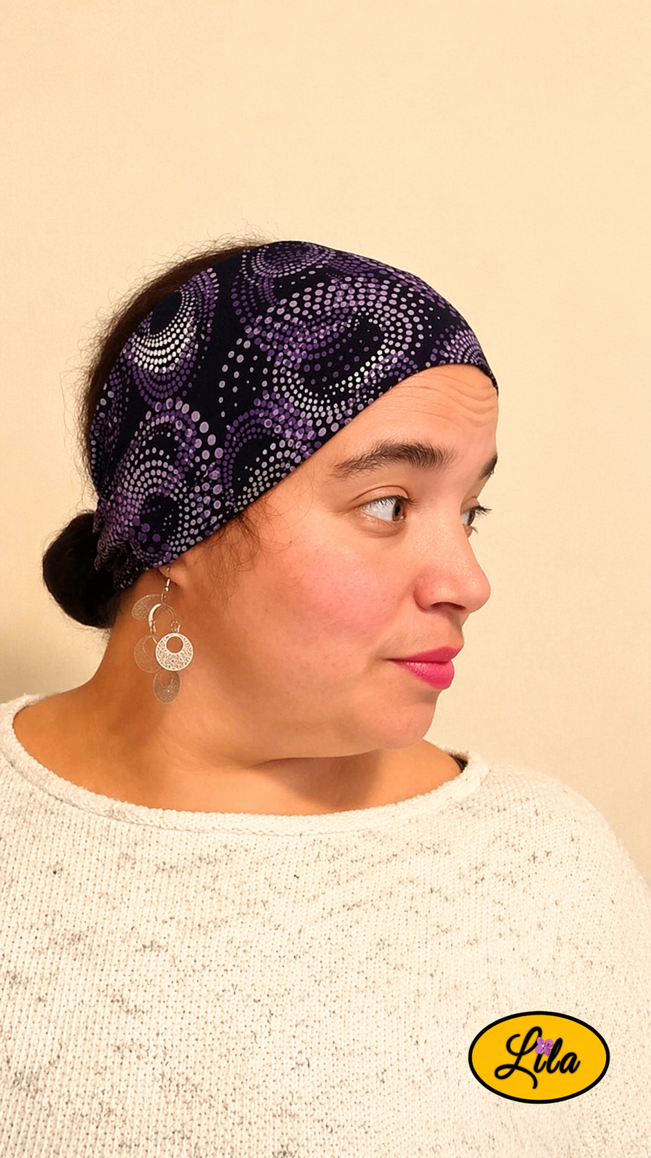 Bandeau en tissu noir à pois mauve porté profil droit regard vers la droite style tendance