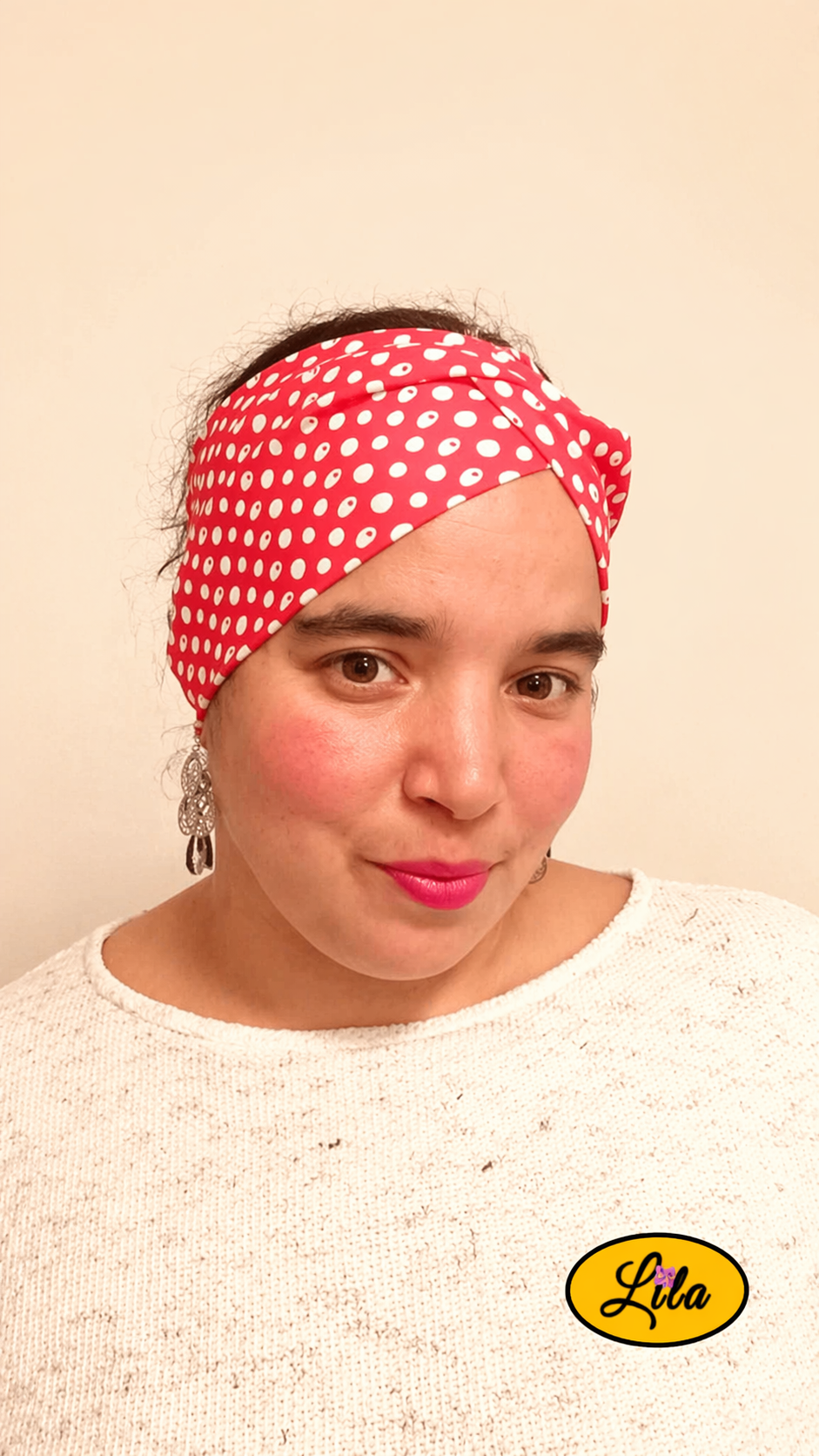 Bandeau en tissu rose à pois blancs porté légèrement de profil droit avec noeud au-dessus