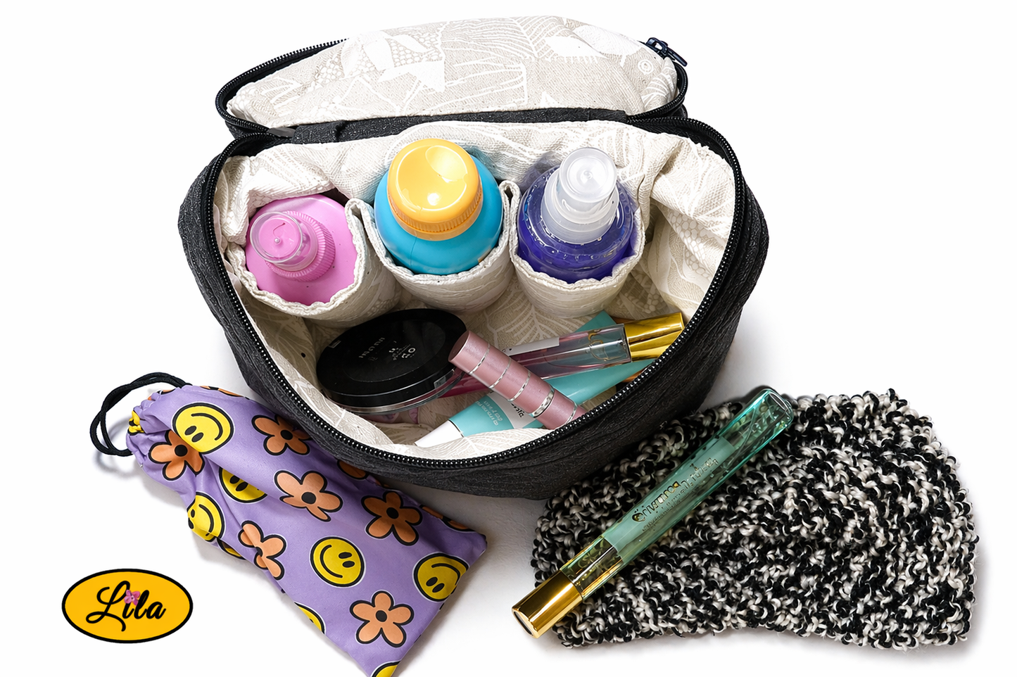 Beauty case en jean noir ouverte vue de dessus avec compartiments pour flacons et produits