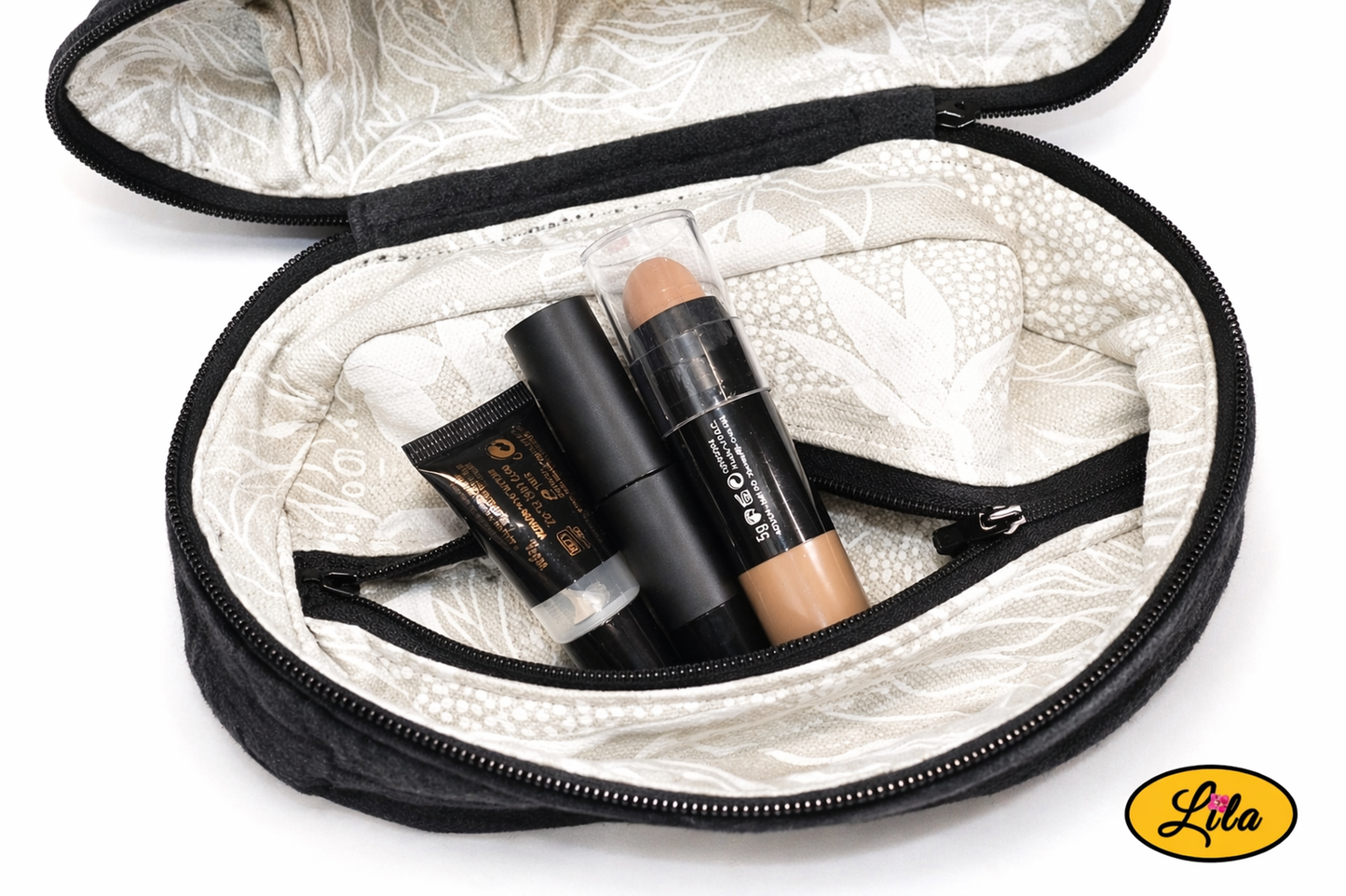 Détail poche intérieure du couvercle beauty case en jean noir avec produits de maquillage