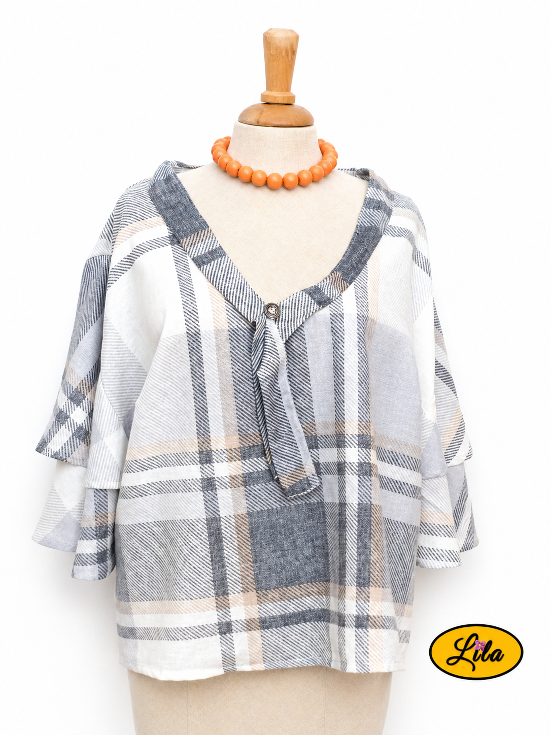 Blouse Clara cousue à la main dans un ancien drap de lit recyclé à lignes grises et brunes taille 50 portée sur mannequin de couture vue de face sur fond blanc style vintage et élégant