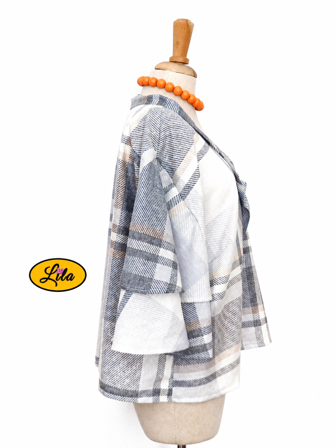 Blouse Clara cousue à la main dans un ancien drap de lit recyclé à lignes grises et brunes taille 50 portée sur mannequin de couture profil droit sur fond blanc style élégant et féminin