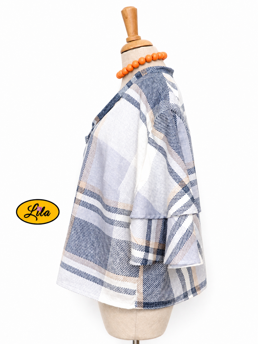 Blouse Clara cousue à la main dans un ancien drap de lit recyclé à lignes grises et brunes taille 50 portée sur mannequin de couture profil gauche sur fond blanc style rétro et tendance