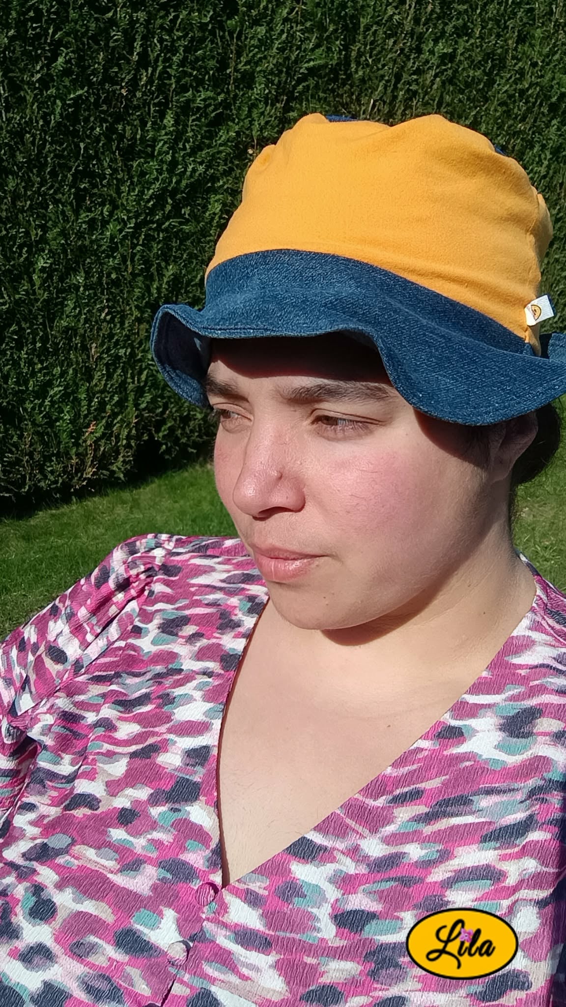 Bob en jean et tissu orange porté par une femme style tendance