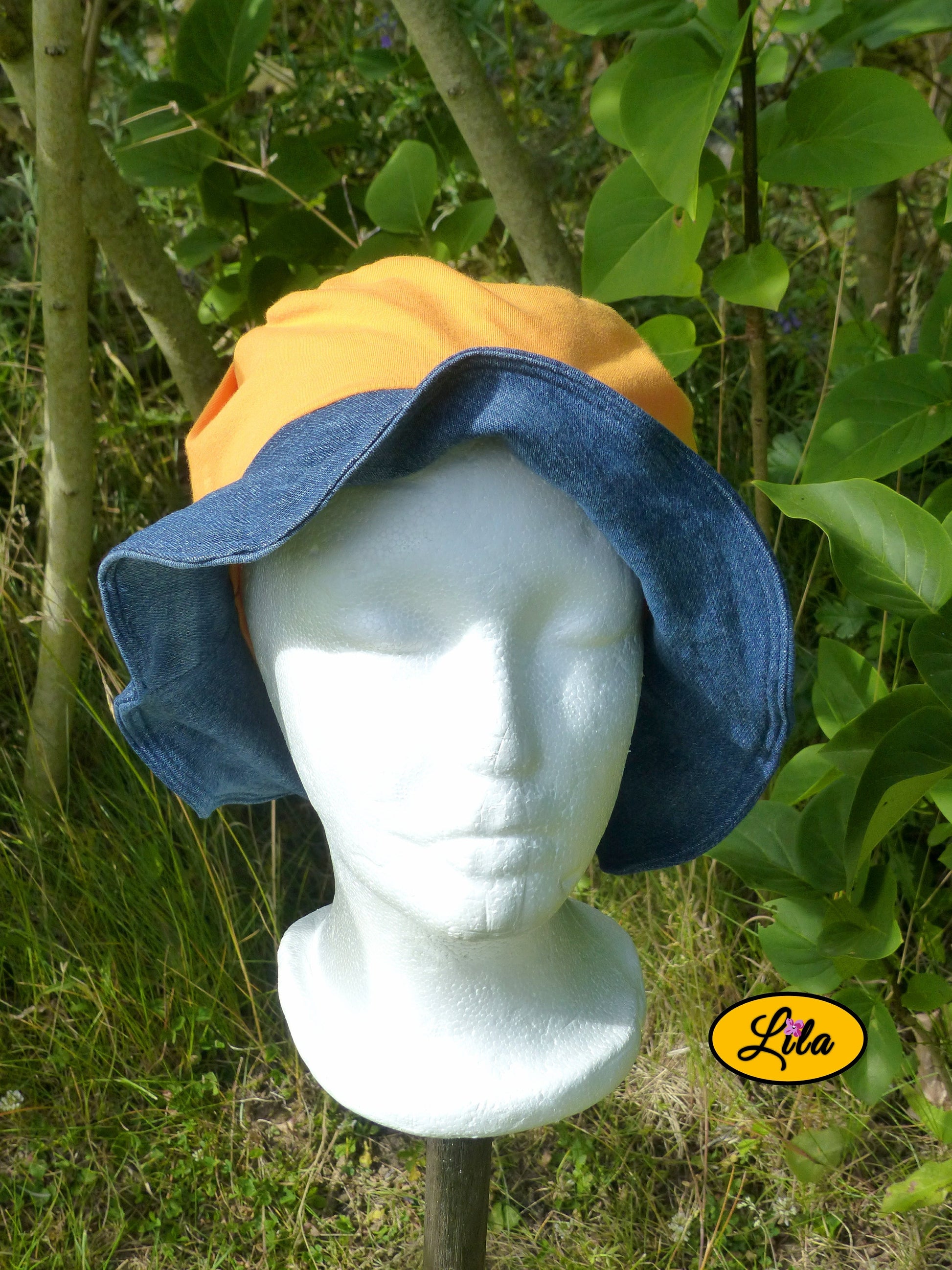 Bob en jean et tissu orange présenté sur mannequin vue de face