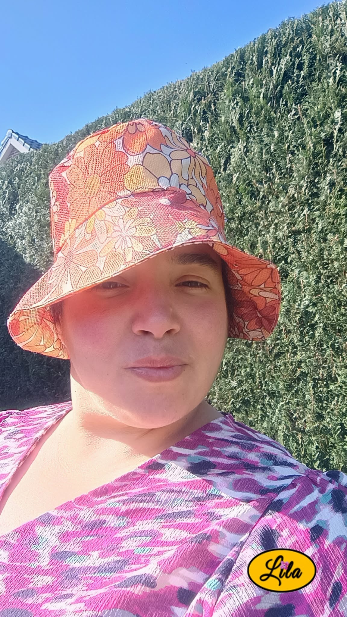 Bob orange à fleurs femme porté profil look vintage