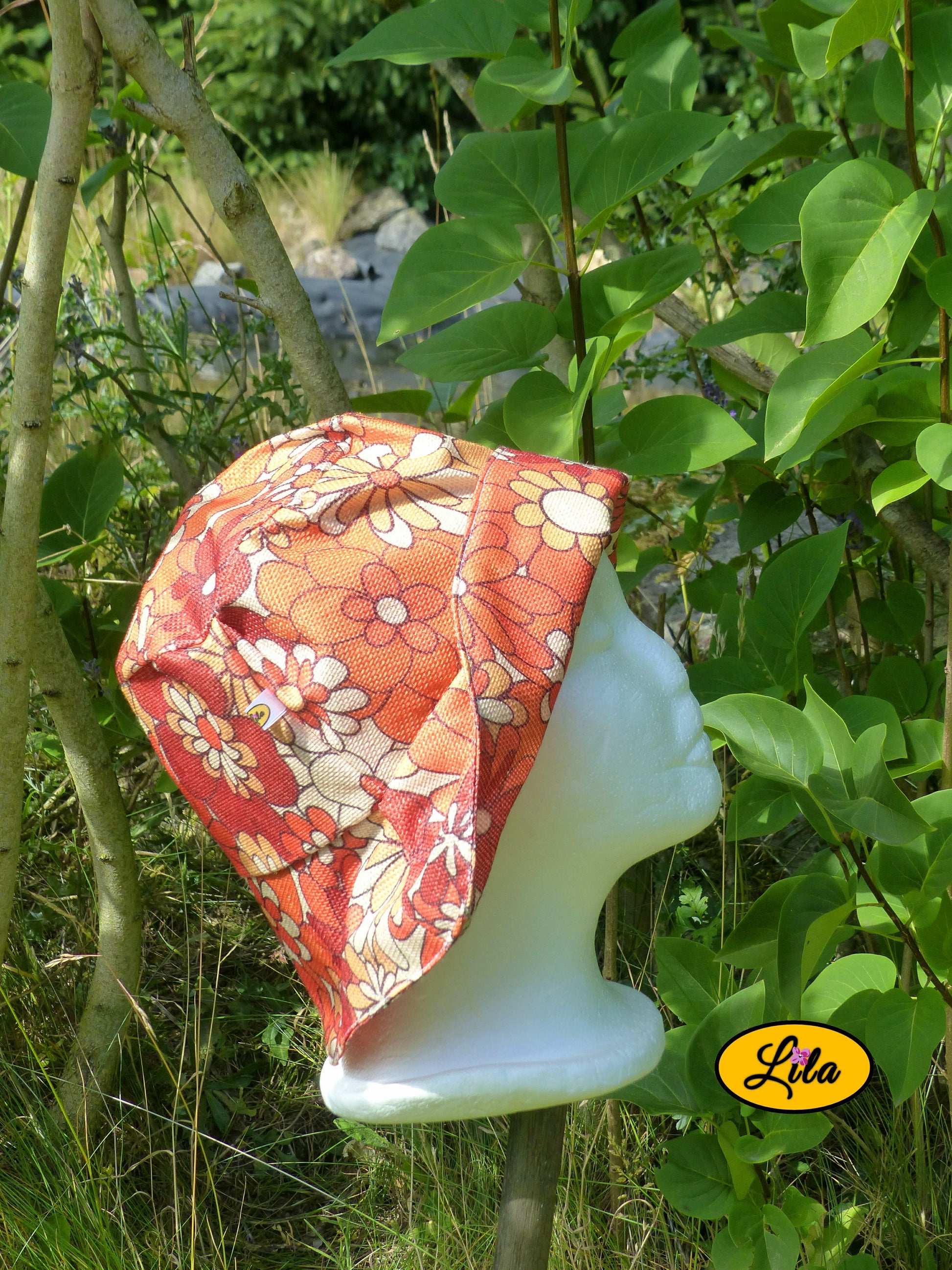 Bob orange fleuri vintage sur mannequin profil droit