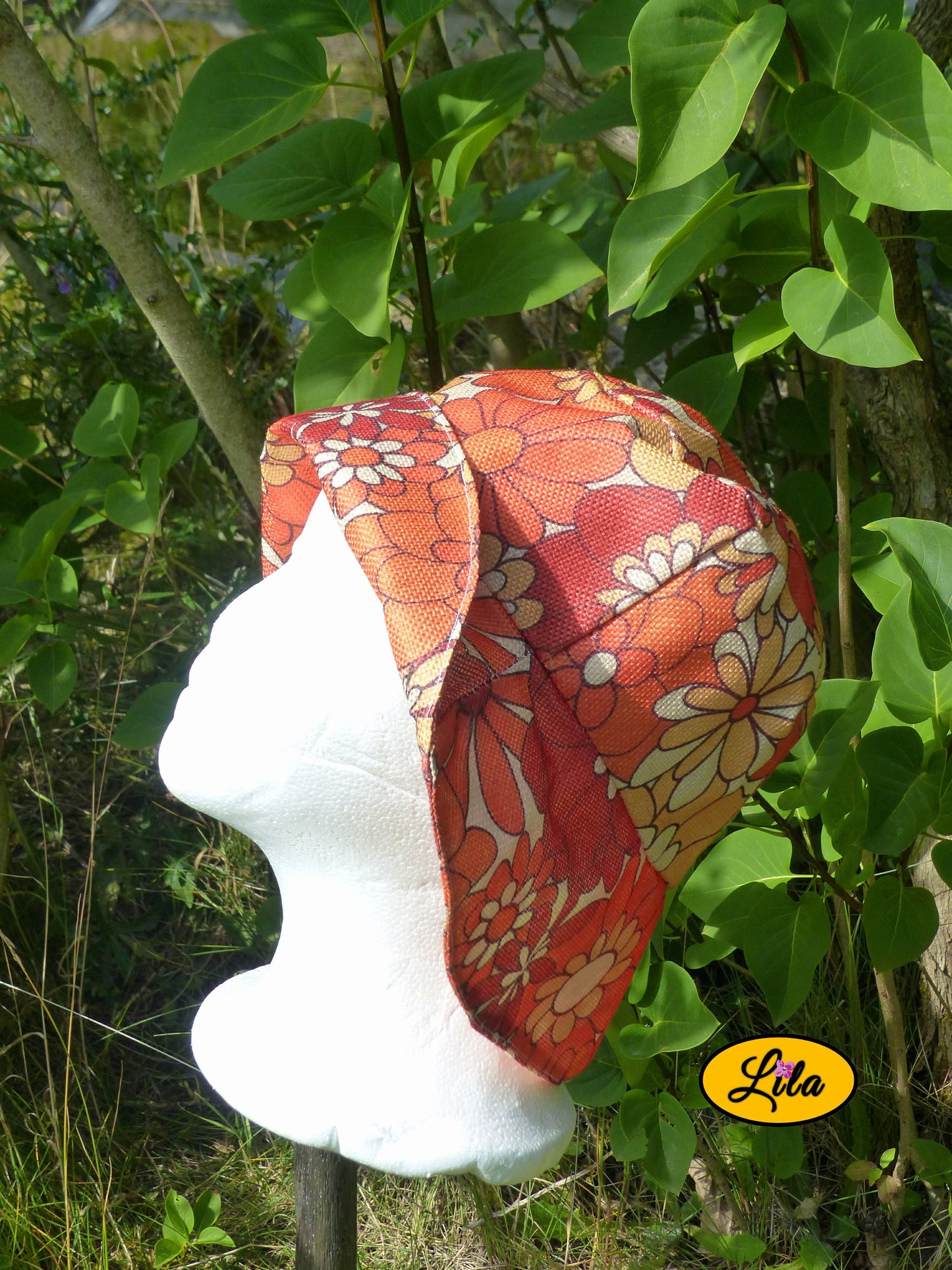 Bob vintage orange à fleurs sur mannequin profil gauche