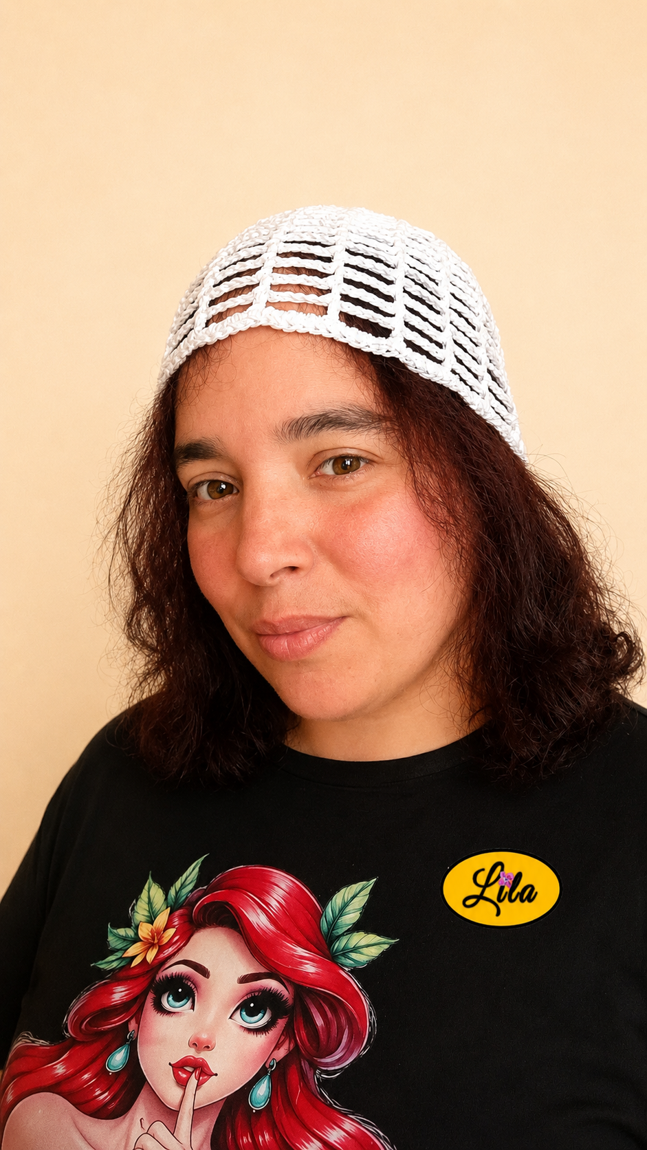 Bonnet d'été en crochet ajouré blanc porté par un mannequin légèrement de profil gauche avec les cheveux lâchés mettant en valeur son tombé naturel et son crochet ajouré fait main