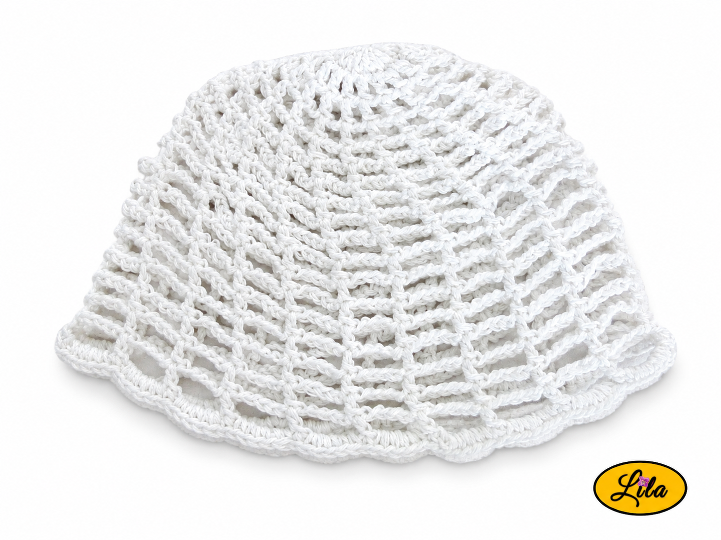 Bonnet d'été en crochet ajouré blanc vu de haut sur fond blanc, création artisanale légère et respirante, idéale pour la belle saison