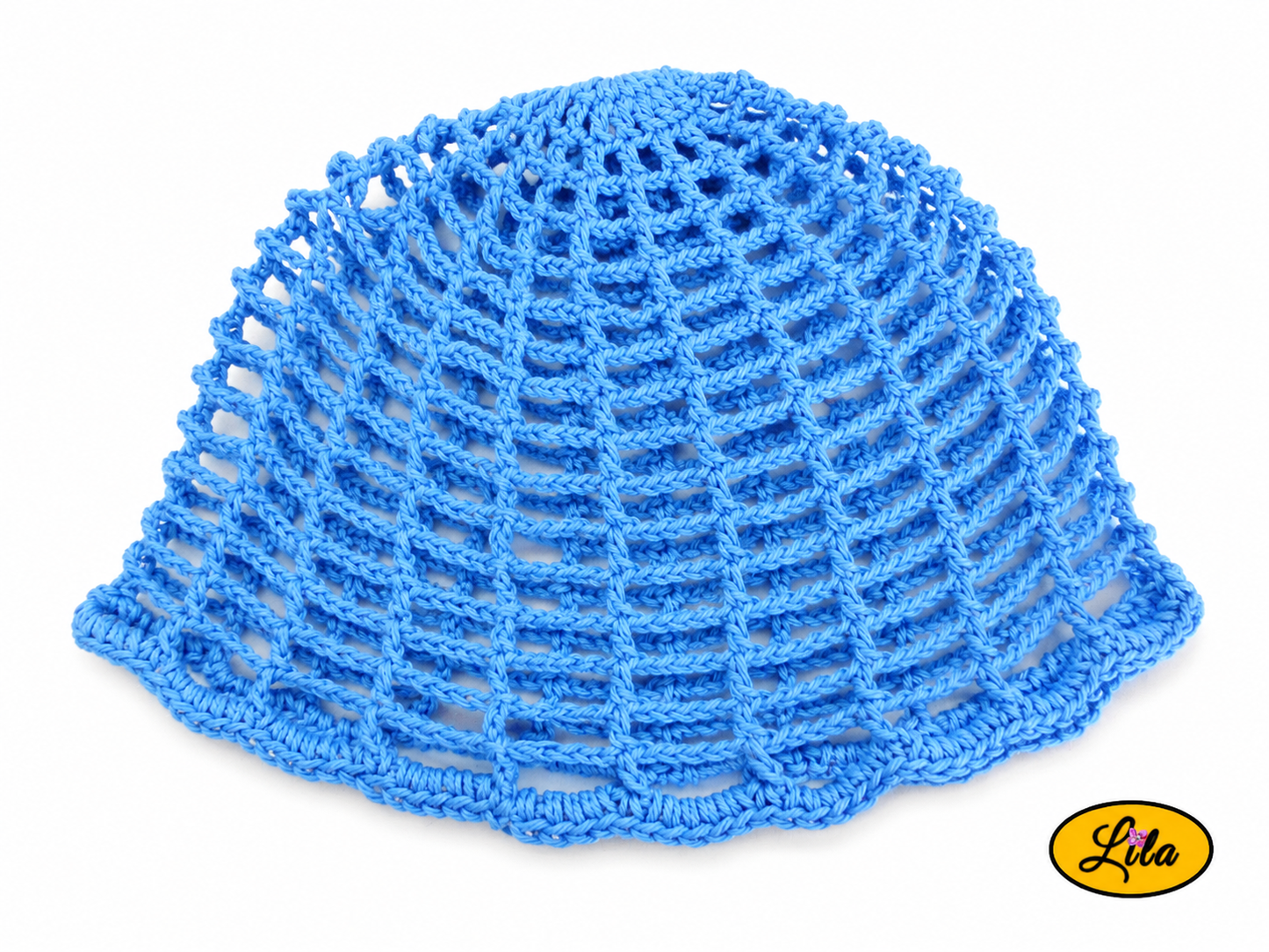 Bonnet d'été en crochet ajouré bleu vu de haut sur fond blanc, création artisanale légère et respirante idéale pour le printemps et l'été