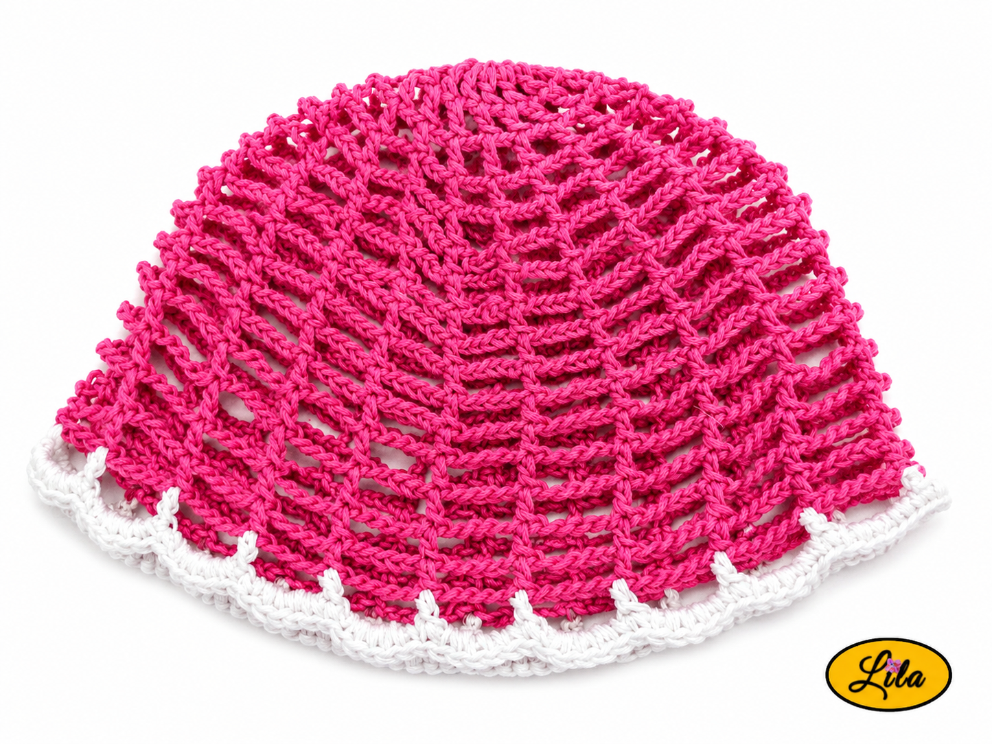Bonnet d'été en crochet ajouré rose avec bande blanche vu de haut sur fond blanc, création artisanale légère et respirante, idéale pour le printemps et l'été