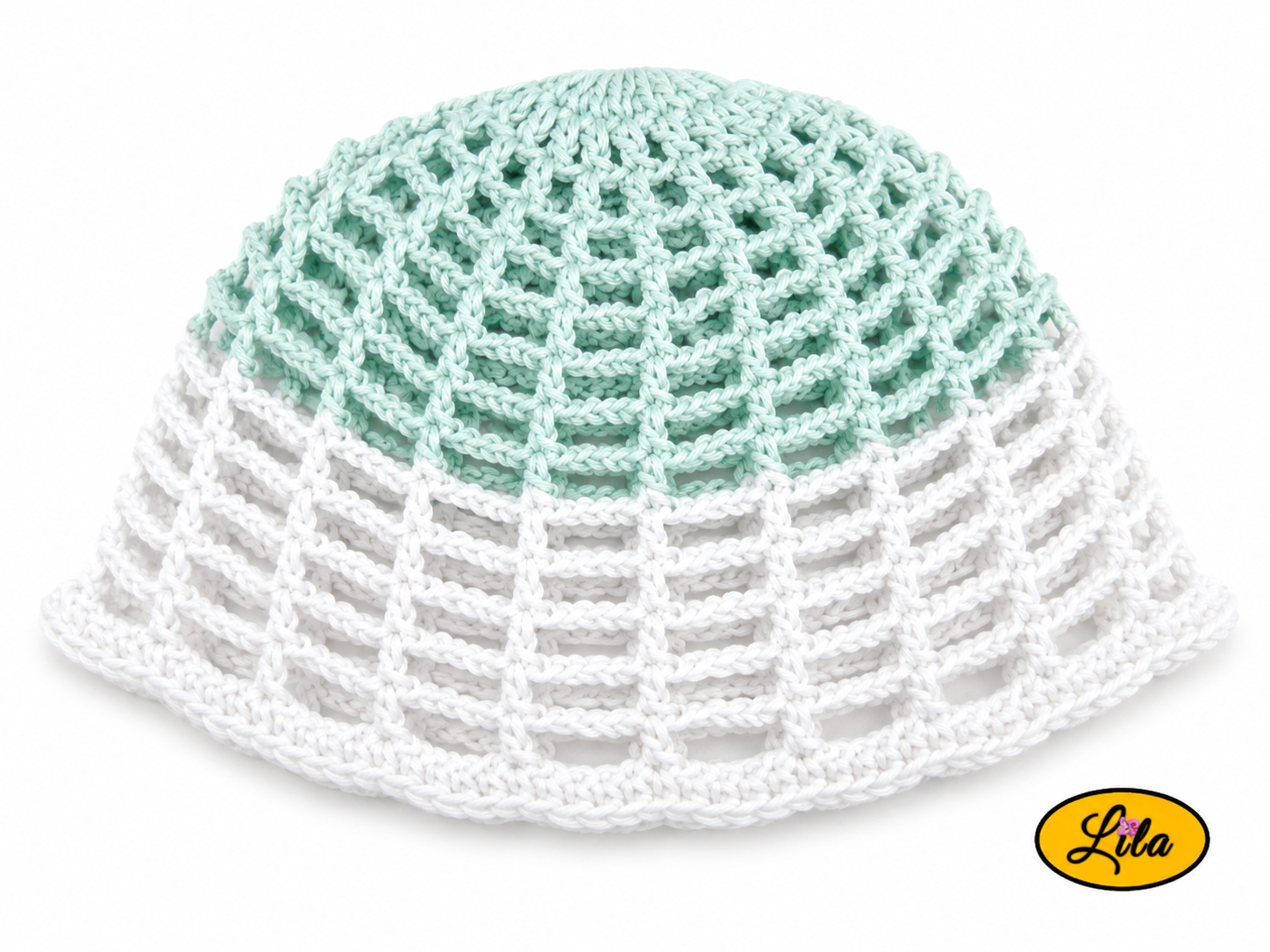 Bonnet d'été en crochet ajouré vert menthe avec bande blanche vu de haut sur fond blanc, création artisanale légère et respirante, idéale pour le printemps et l'été