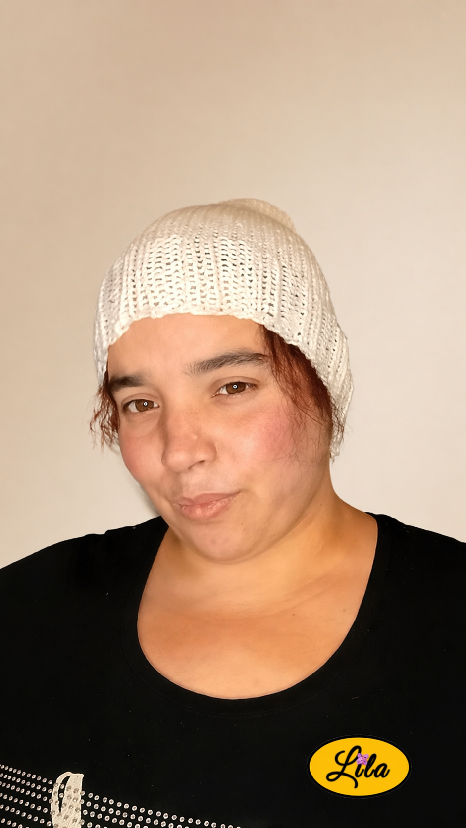 Bonnet en laine blanc point mousse porté de face avec mèches de cheveux sur le devant style naturel