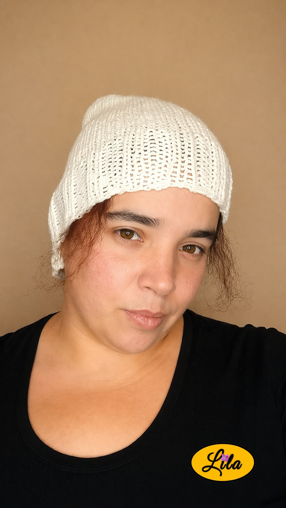 Bonnet en laine blanc point mousse porté profil gauche avec mèches de cheveux apparentes