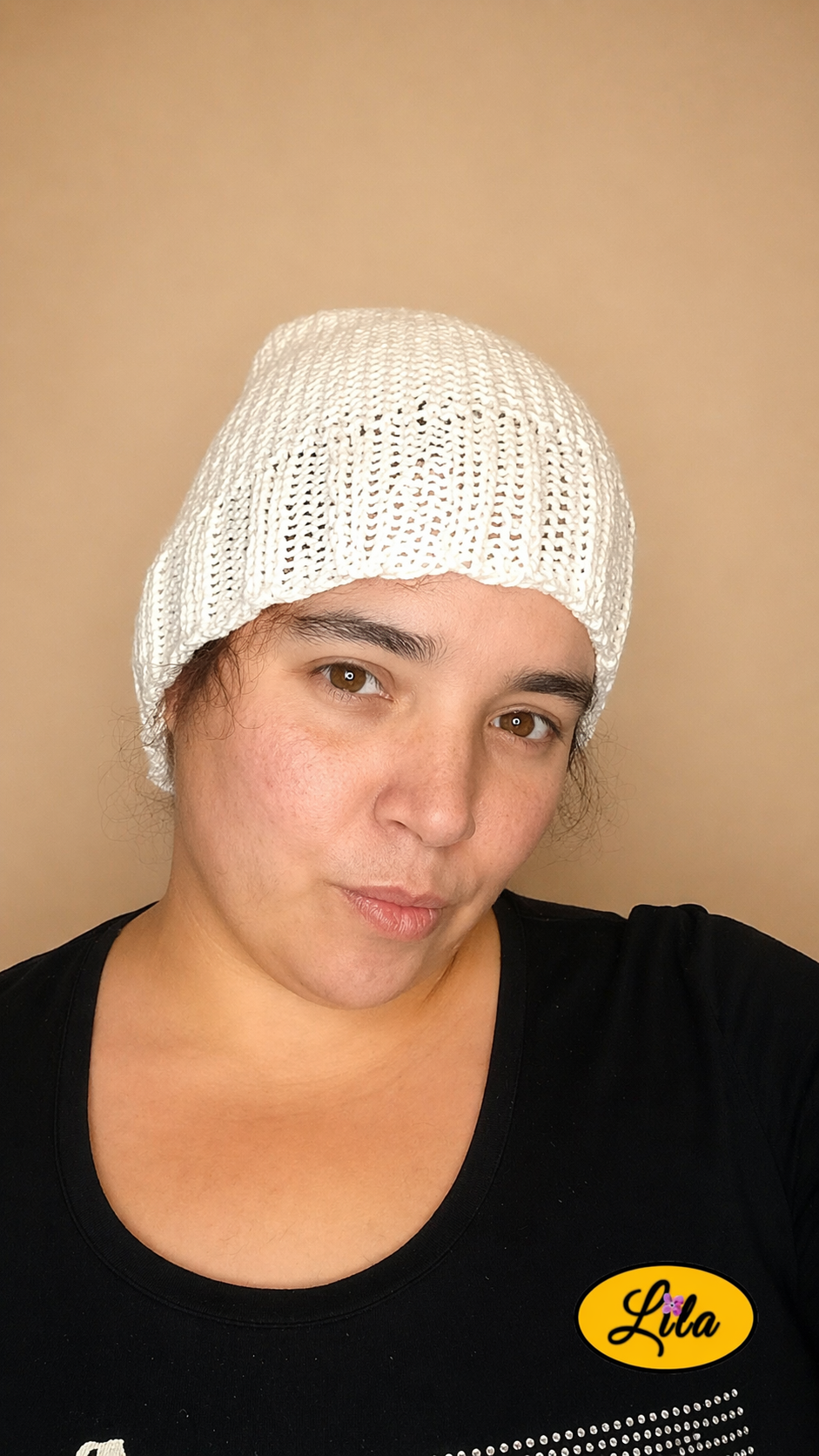 Bonnet en laine blanc porté profil droit style hiver élégant