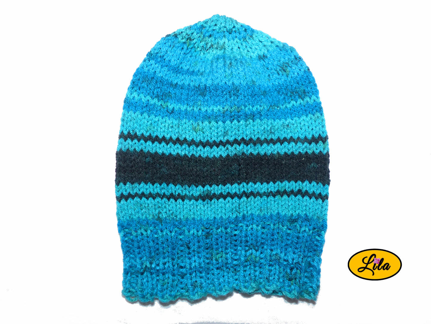 Bonnet en laine bleu et noir sur fond blanc style hiver moderne et sobre